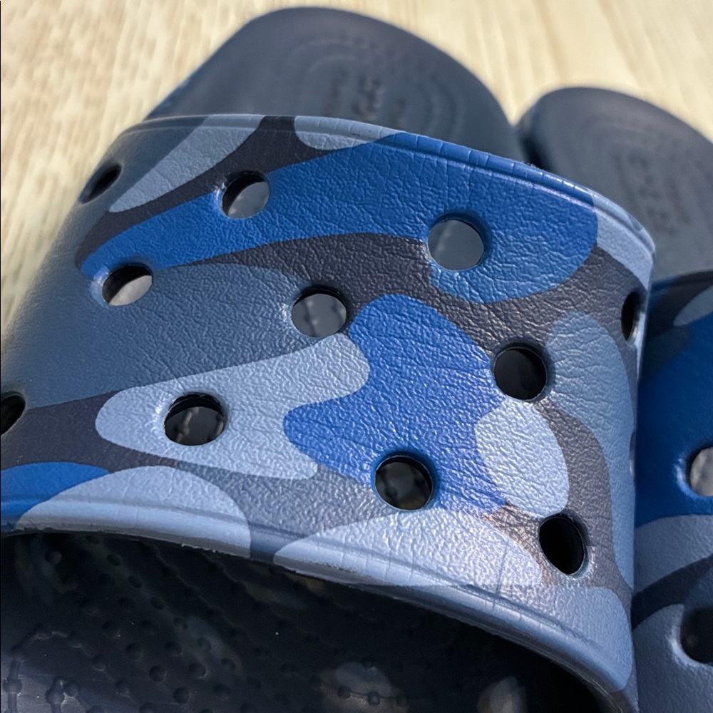 Little Boy’s Crocs Classic Slide Sandals (Navy/Camo) - Picture 3 of 11